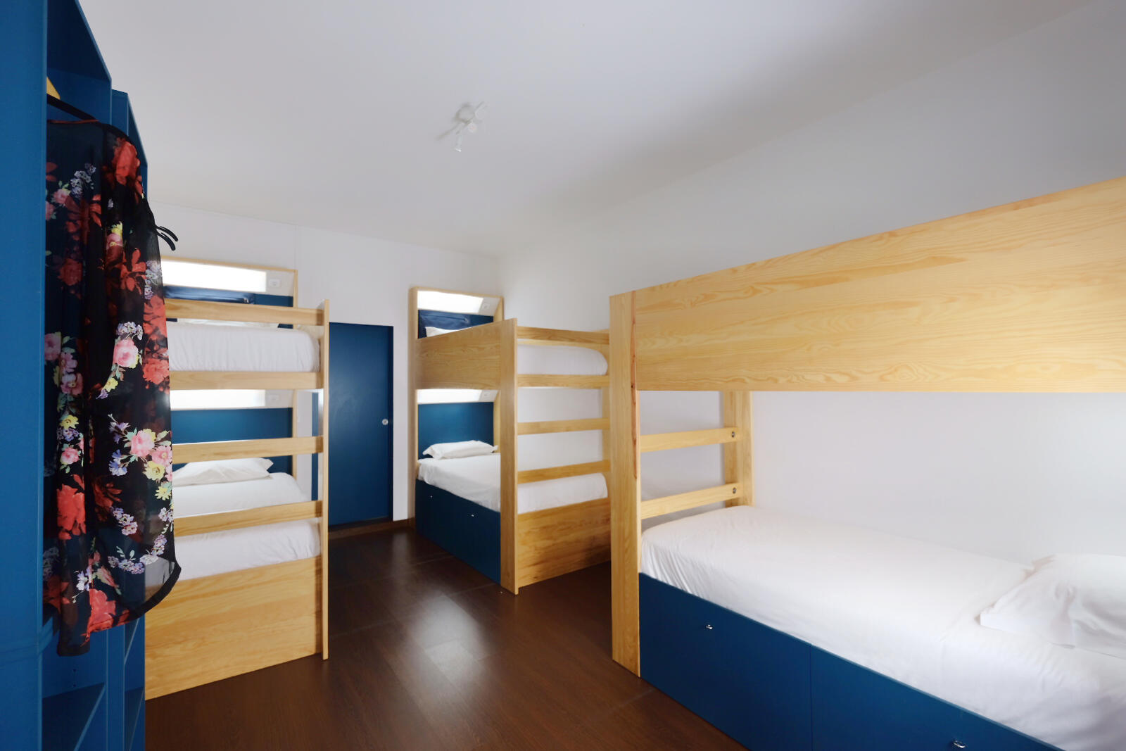 Six-person private room