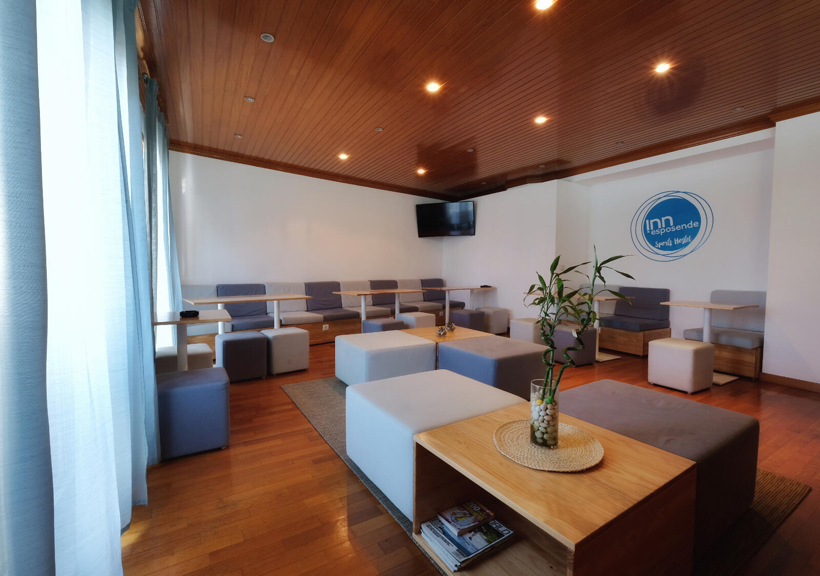 Breakfast and common area
